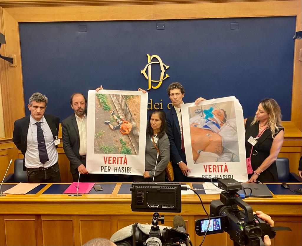 Caso Hasib Omerovic, il giallo dei vestiti e della foto. Il legale: "Consegnato video con agenti"