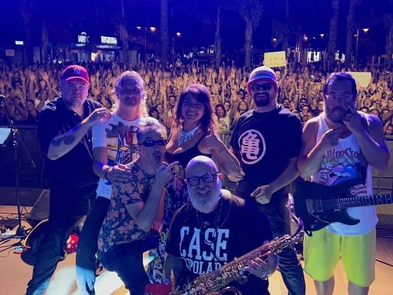 Si spoglia al concerto di Cristina D'Avena e palpeggia le spettatrici: 60enne rischia il linciaggio