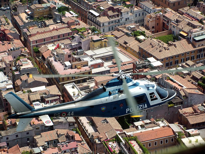 Roma, "Aiuto mi hanno sequestrata": elicottero in volo su Torre Angela