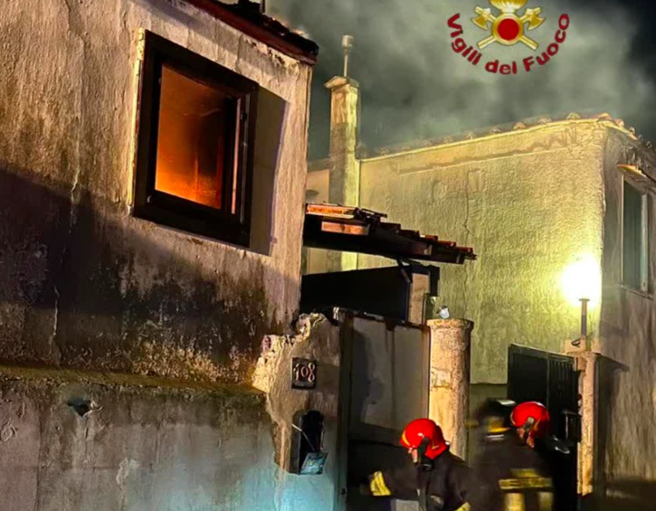 Fiumicino, a fuoco il tetto di un edificio alla foce del Tevere