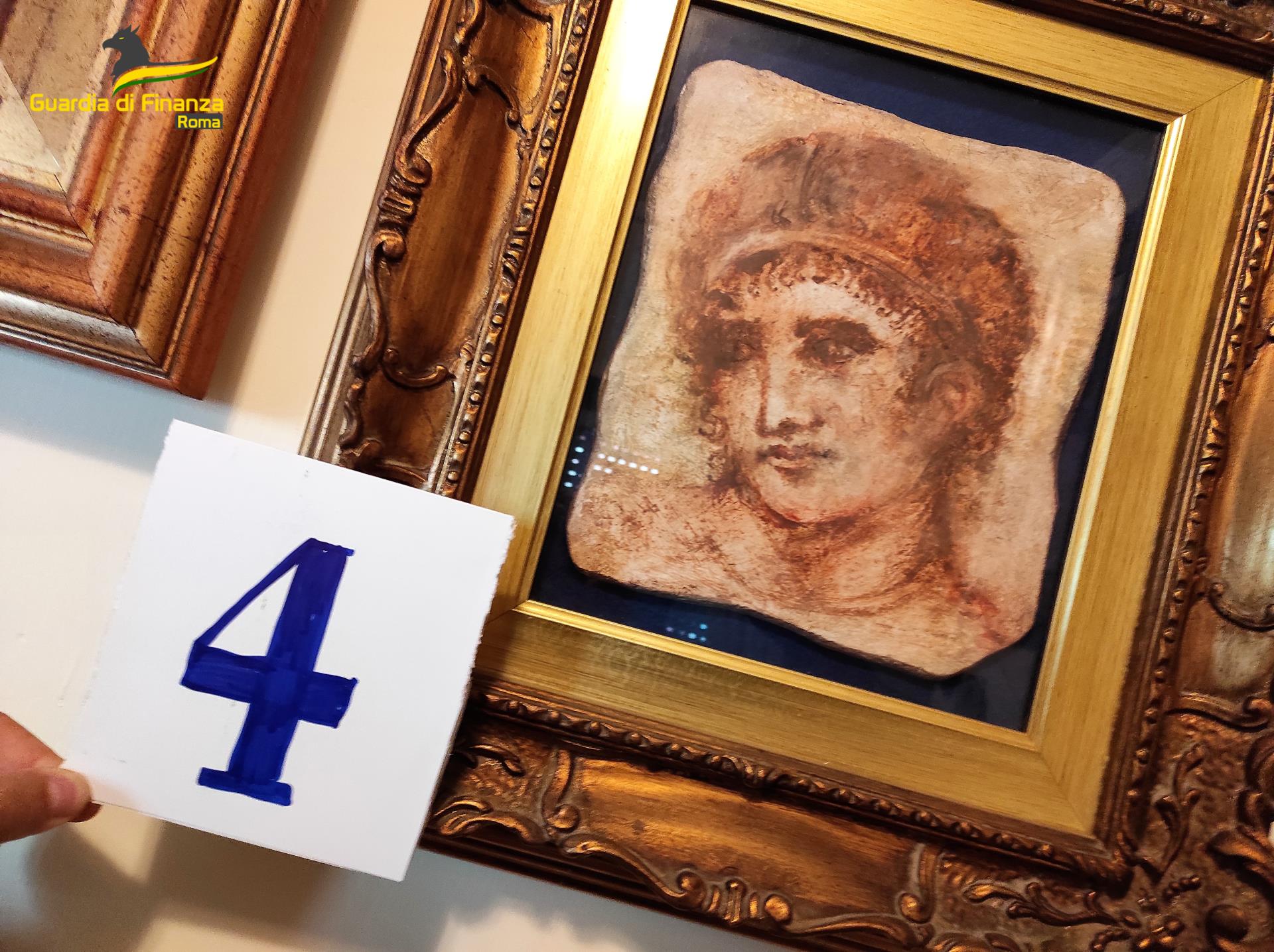 Ostia, in casa "museo occulto" di reperti archeologici: sequestrati migliaia di pezzi in vendita