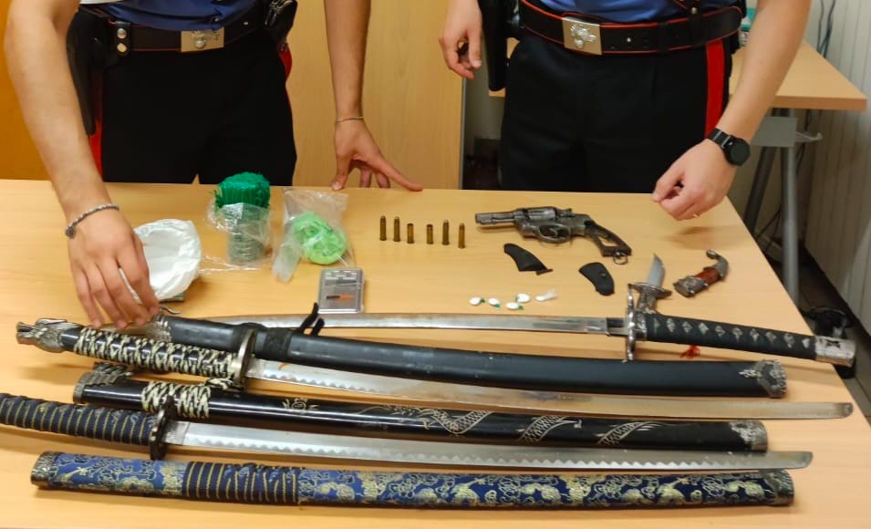 Roma, gira in strada con una pistola: in casa droga e katane