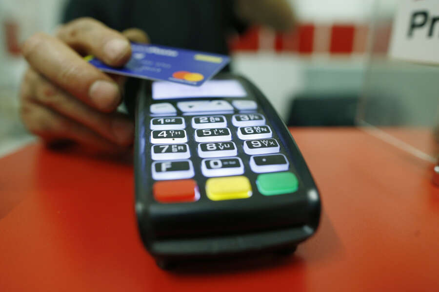 Bancomat e carte di pagamento, come tutelarsi dalle truffe: alcuni consigli