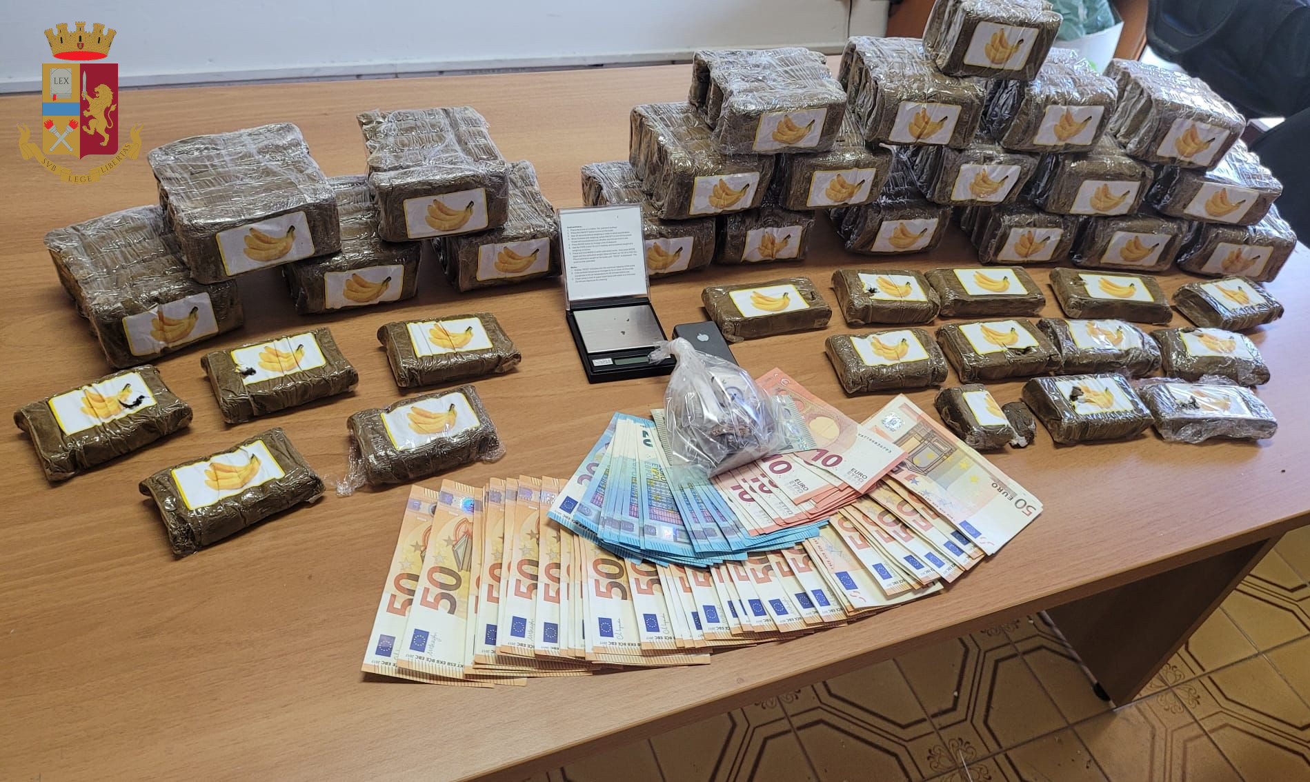 Roma, blitz antidroga a Primavalle: sequestrati 11 kg di hashish