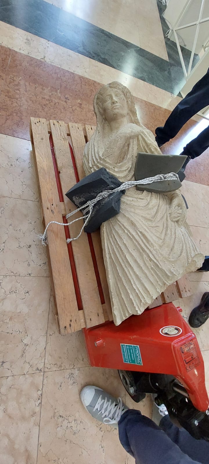 Anzio, ecco la statua romana recuperata dal carabinieri: sarà esposta al Museo Civico