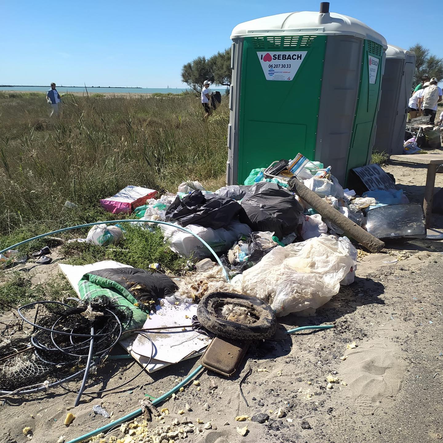 Ambiente, volontari in azione per "Ri-party-amo": a Fiumicino raccolti 400 sacchi di rifiuti