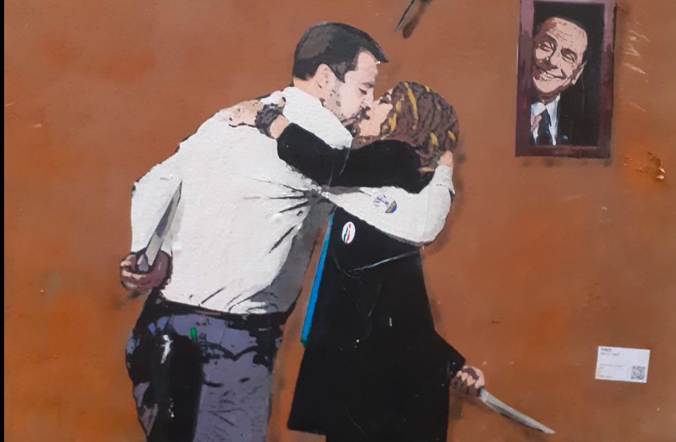 Nuovo murale di Tvboy a Roma: Salvini e Meloni si baciano ma nascondono i coltelli dietro la schiena