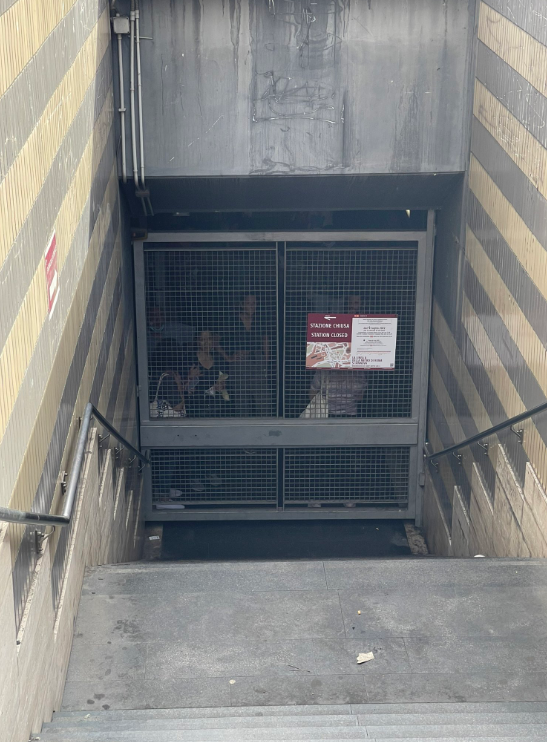 Roma, sciopero trasporti: cancelli metro chiusi a Cornelia, passeggeri in trappola (Foto)