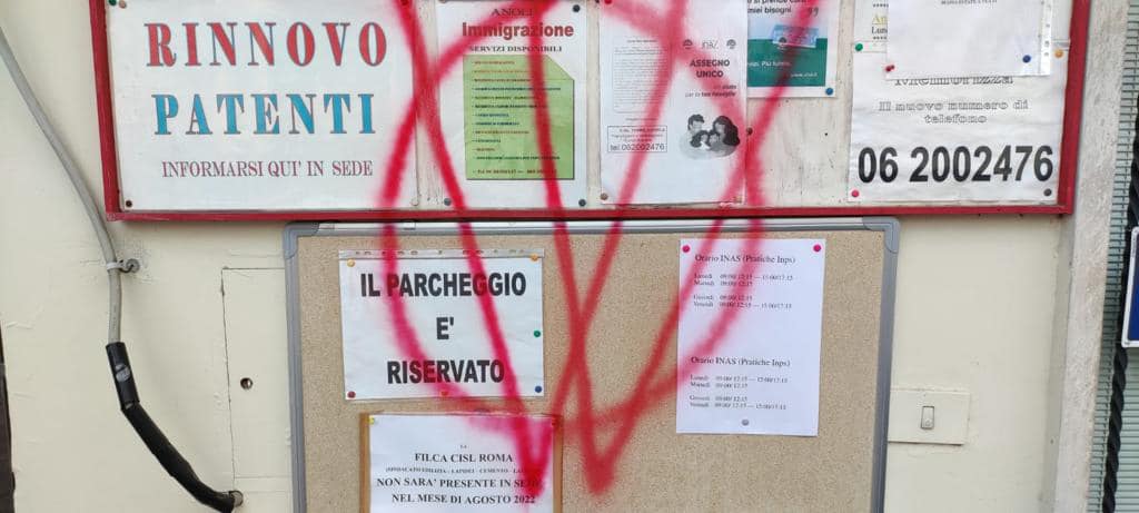 Nuovo blitz no vax a Roma: scritte sulla sede Cisl di Cinecittà
