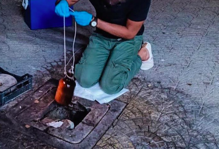 Roma, dipendenti del ristorante gettano l'olio nei tombini: 5 denunciati