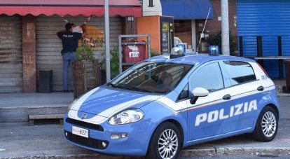 Tivoli, prende a calci due ragazzine alla fermata del bus: 34enne rischia il linciaggio