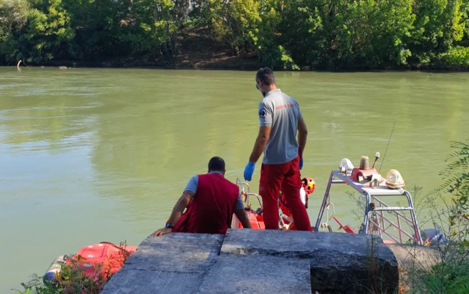 Roma, sacco di tela galleggia nel Tevere: dentro c'è una mucca morta