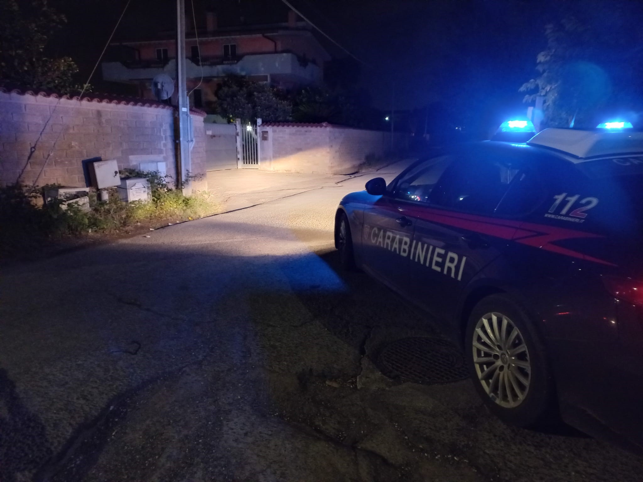 Scappa con i figli ma il compagno dà fuoco alla porta dei vicini: "Tornate a casa o brucio anche voi"