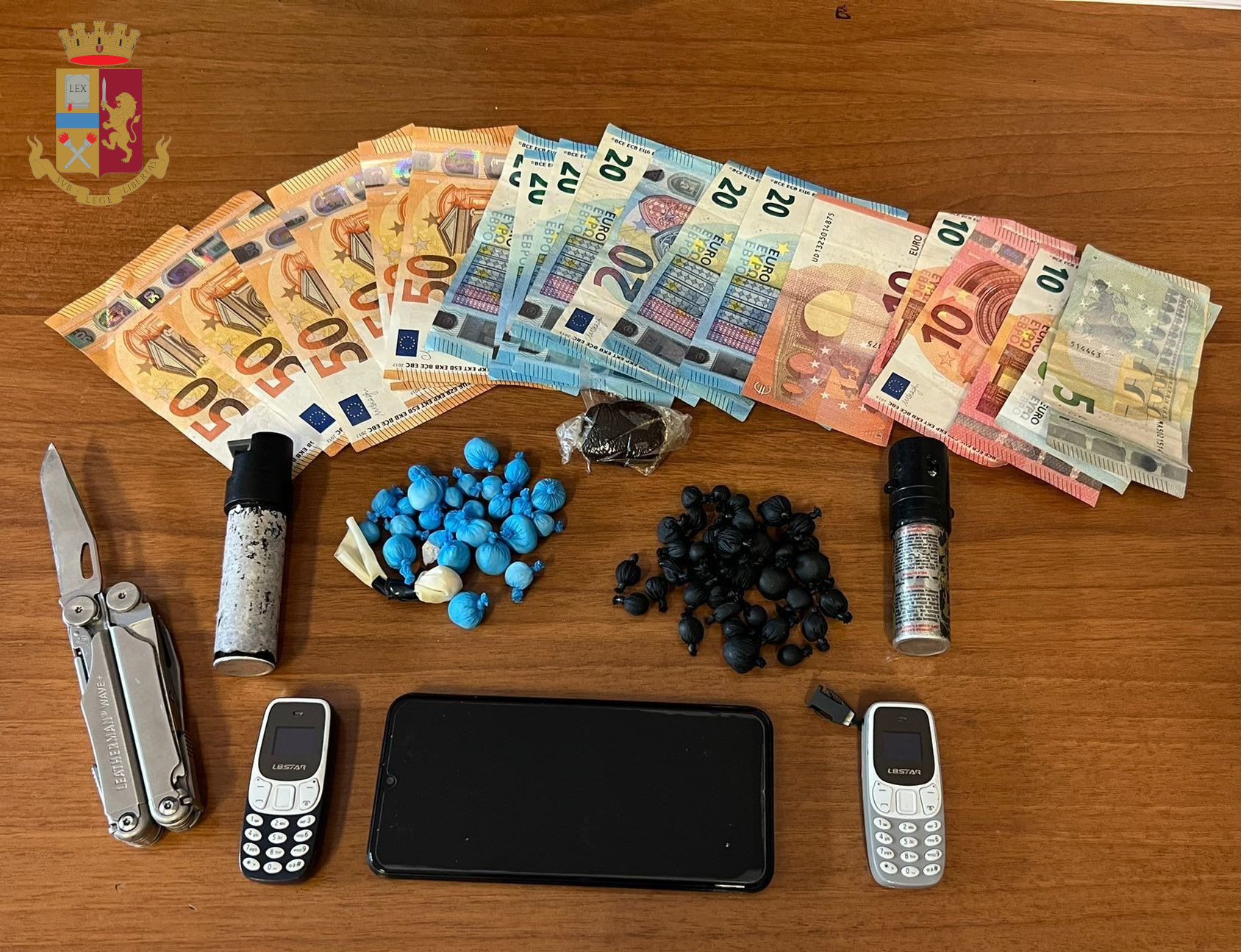 Ostia, pusher pentito si autodenuncia alla polizia e consegna mezzo chilo di droga