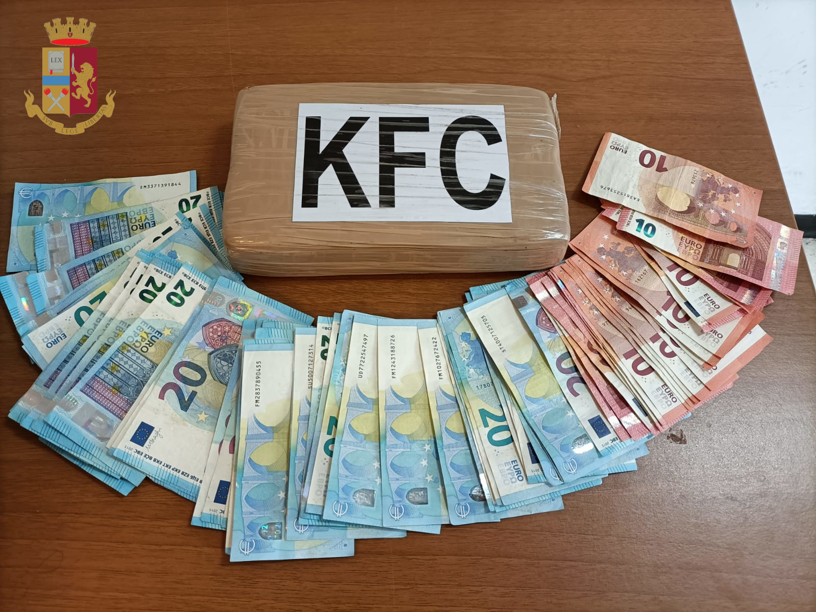 Castel Romano, in auto con 1 kg di cocaina e oltre mille euro in contanti: arrestato 38enne