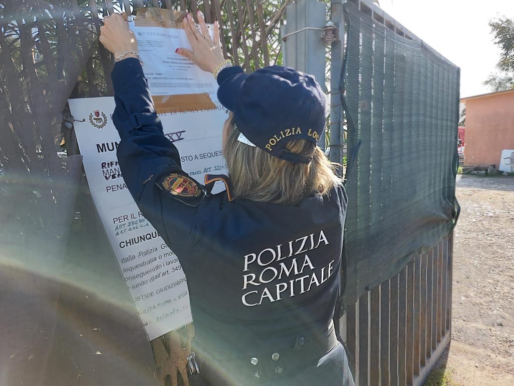 Roma, bruciavano rifiuti speciali in una discarica abusiva: area sequestrata e 3 denunciati