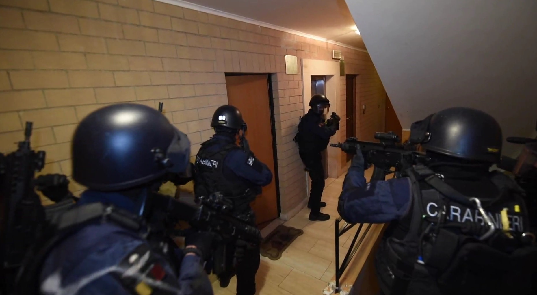 Roma, maxi blitz nelle case popolari a Fonte Nuova: 11 arresti per traffico di droga