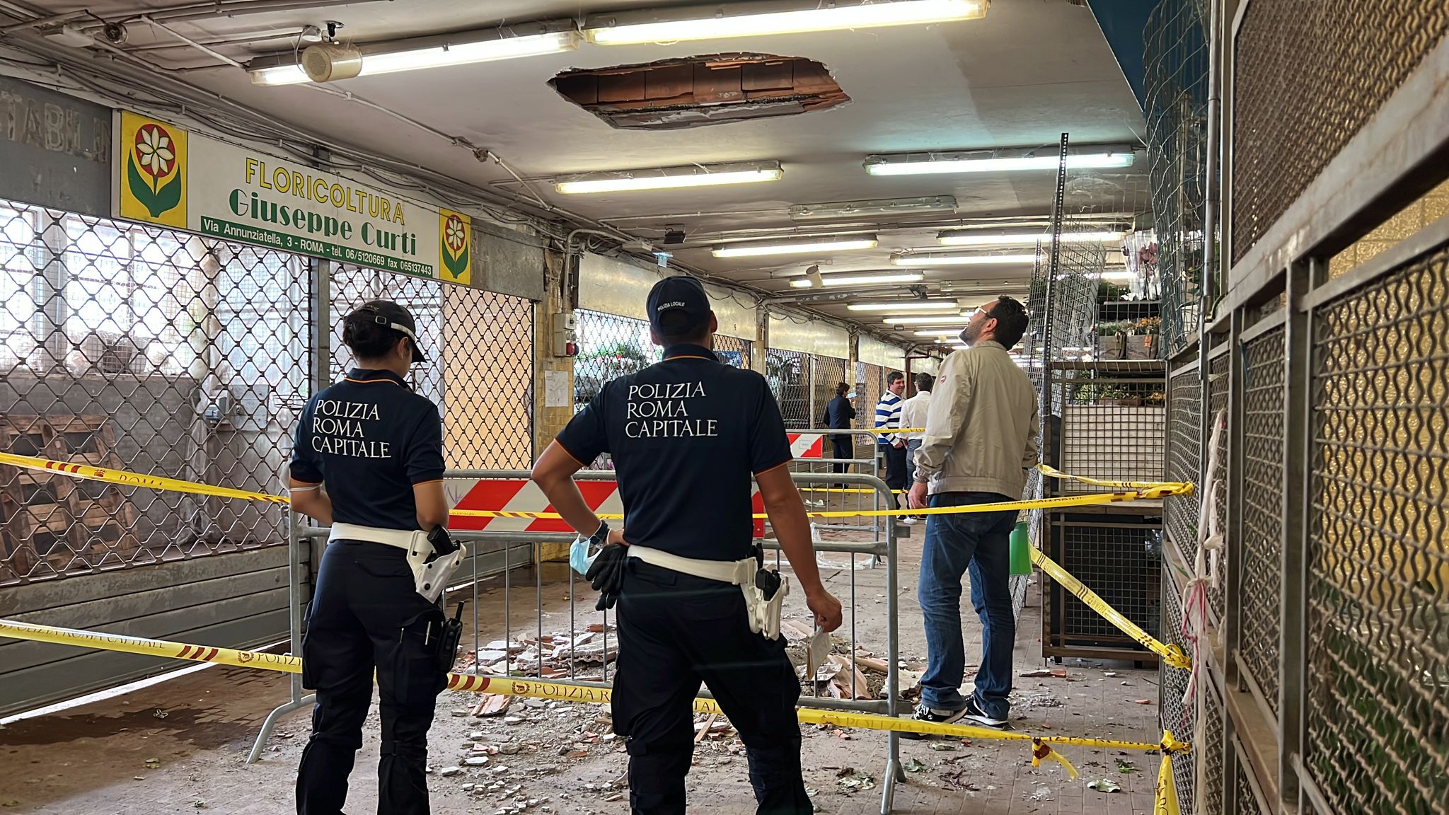 Crolla parte di solaio nel Mercato dei fiori a Roma: paura ma nessun ferito