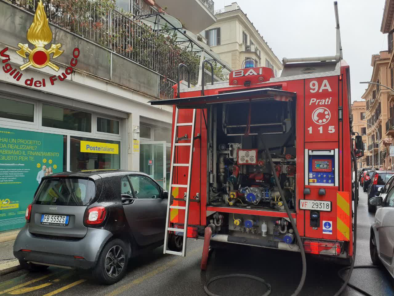 Fiamme ai Parioli: evacuato ufficio postale e palazzo