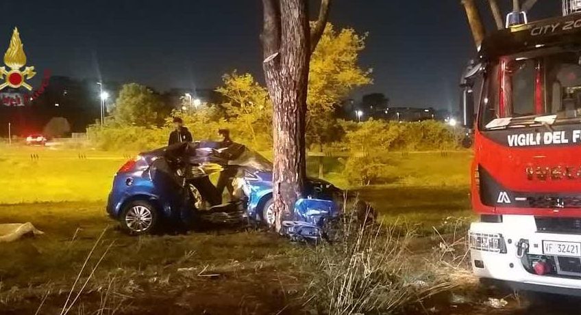 Due incidenti mortali in poche ore a Roma: impatto fatale contro un albero per 20enne e 51enne