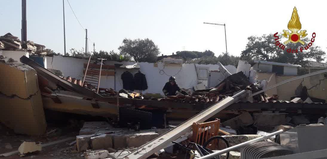Esplosione in una villa ad Anzio: donna estratta dalle macerie