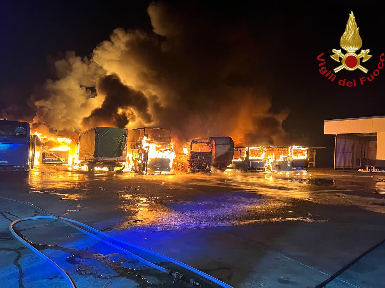 Incendio a Nettuno, a fuoco bus e camion in riparazione: indagini in corso