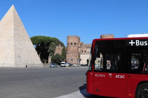Ragazzino vittima dei bulli sul bus a Roma: autista interviene e lo porta in salvo