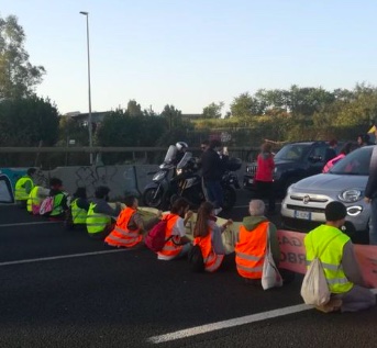 Roma, nuovo blocco sul Gra degli ambientalisti di Ultima Generazione: traffico in tilt