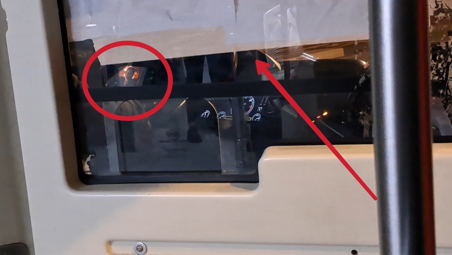 Roma, alla guida del bus con un film sul tablet: autista Atac sospeso