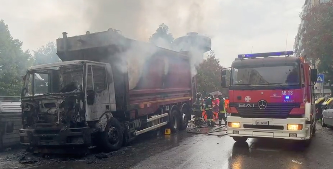 Camion Ama in fiamme a Ostiense: colonna di fumo e traffico in tilt