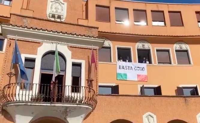Scritte contro Giorgia Meloni al Tufello, protesta consiglieri municipali FdI: "Basta odio"