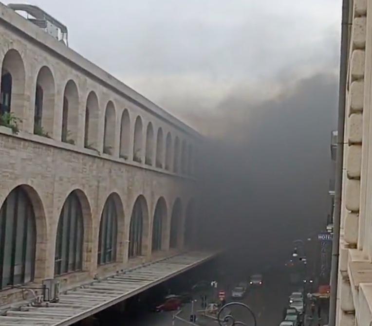 Incendio davanti alla stazione Termini: colonna di fumo nero invade il cielo di Roma