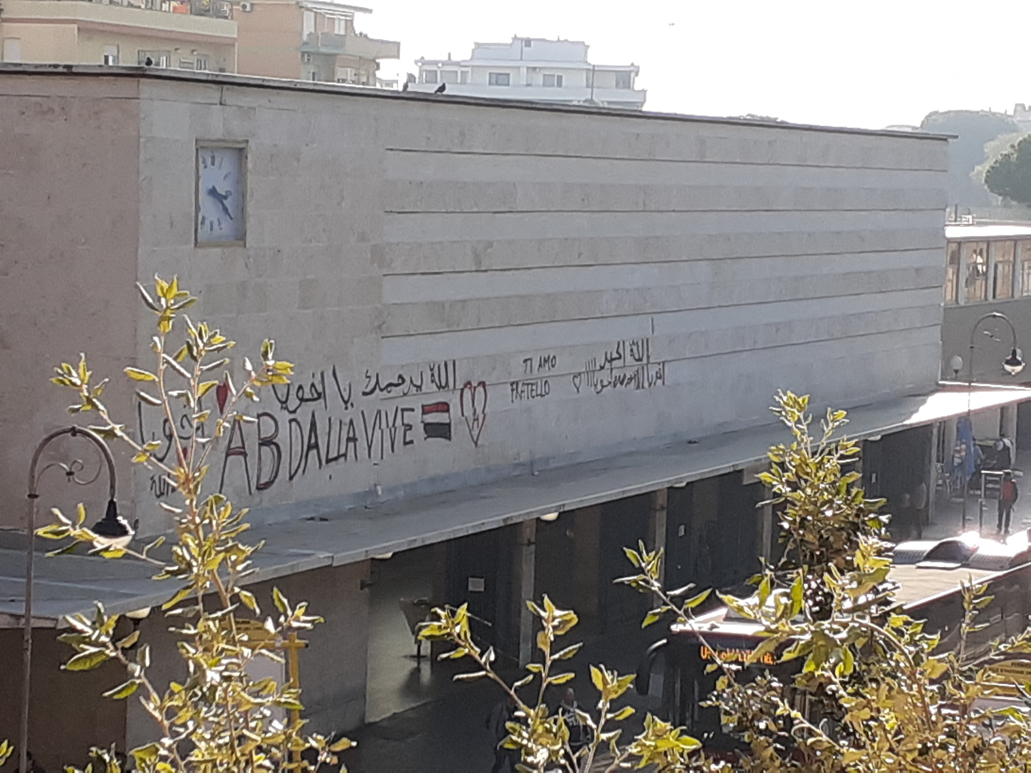 Ostia, scritte sulla facciata della stazione in ricordo dell'amico morto