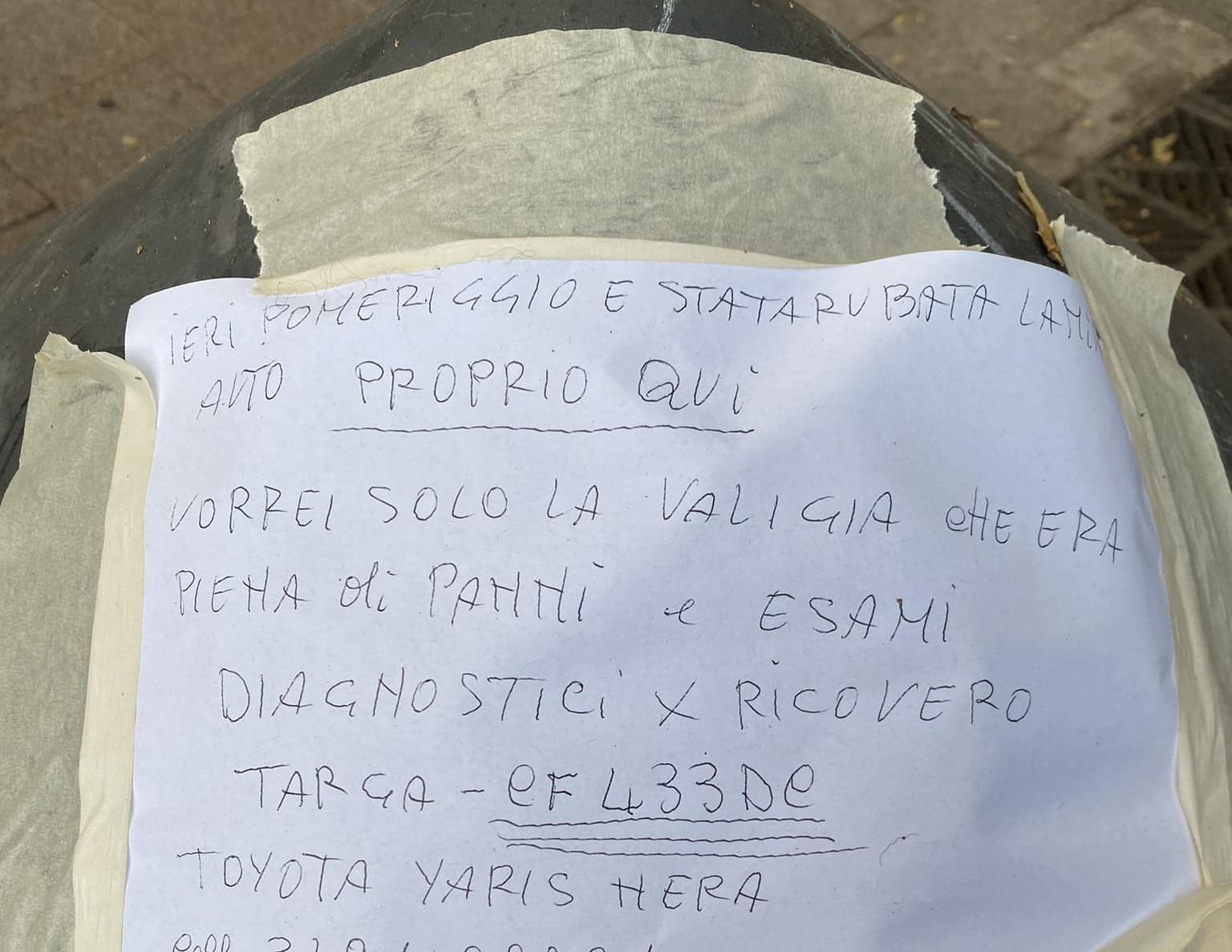 Roma, gli rubano l'auto con dentro le cartelle mediche: "Offro mille euro per la valigia"