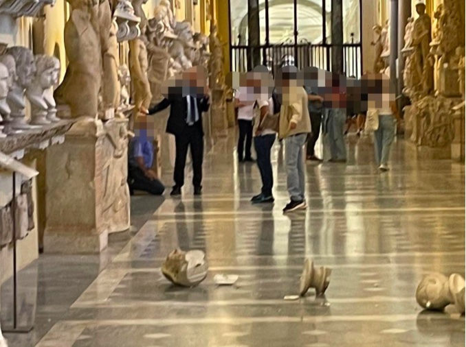 Turista entra ai Musei Vaticani e scaraventa a terra due busti: bloccato