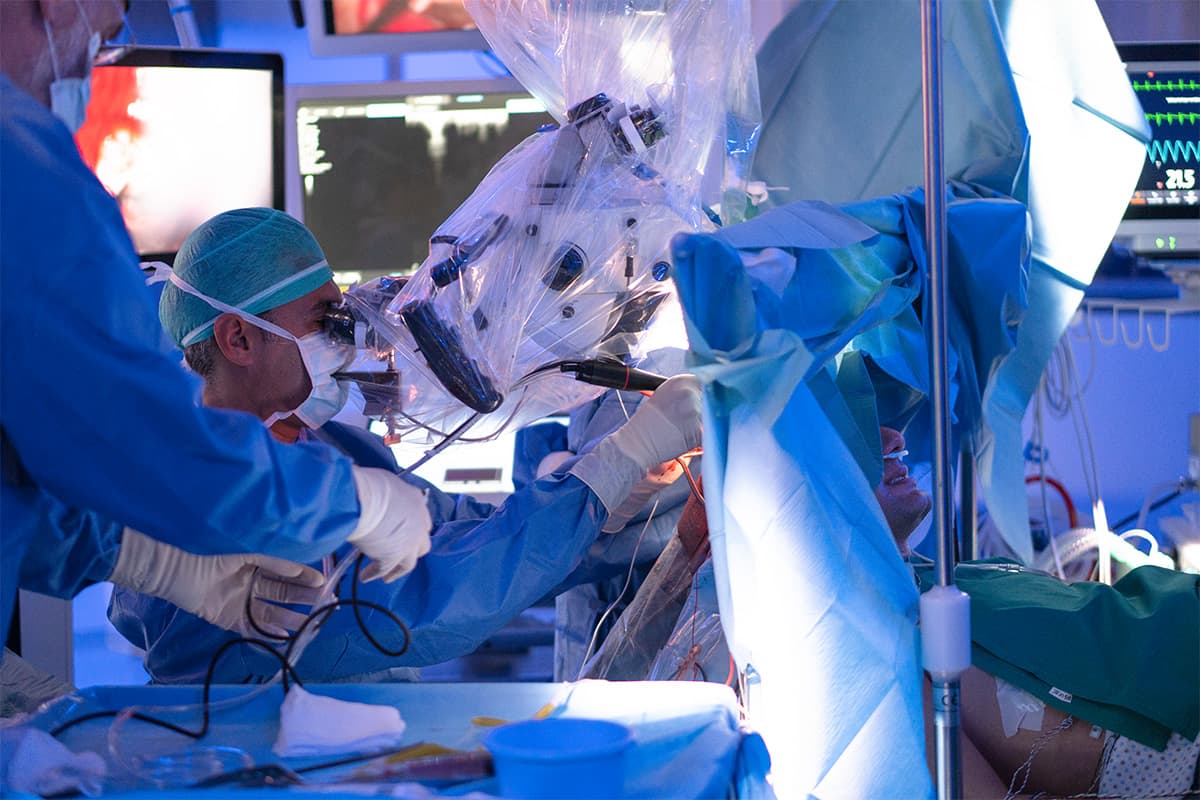Suona il sax mentre viene operato al cervello: straordinario intervento chirurgico a Roma