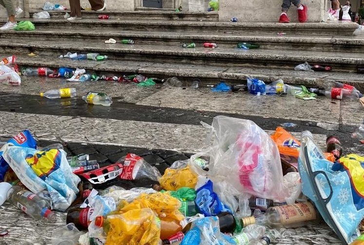 Piazza del Popolo ridotta a pattumiera da ultrà Betis. Assessore Roma: "Non sono tifosi, ma bestie"