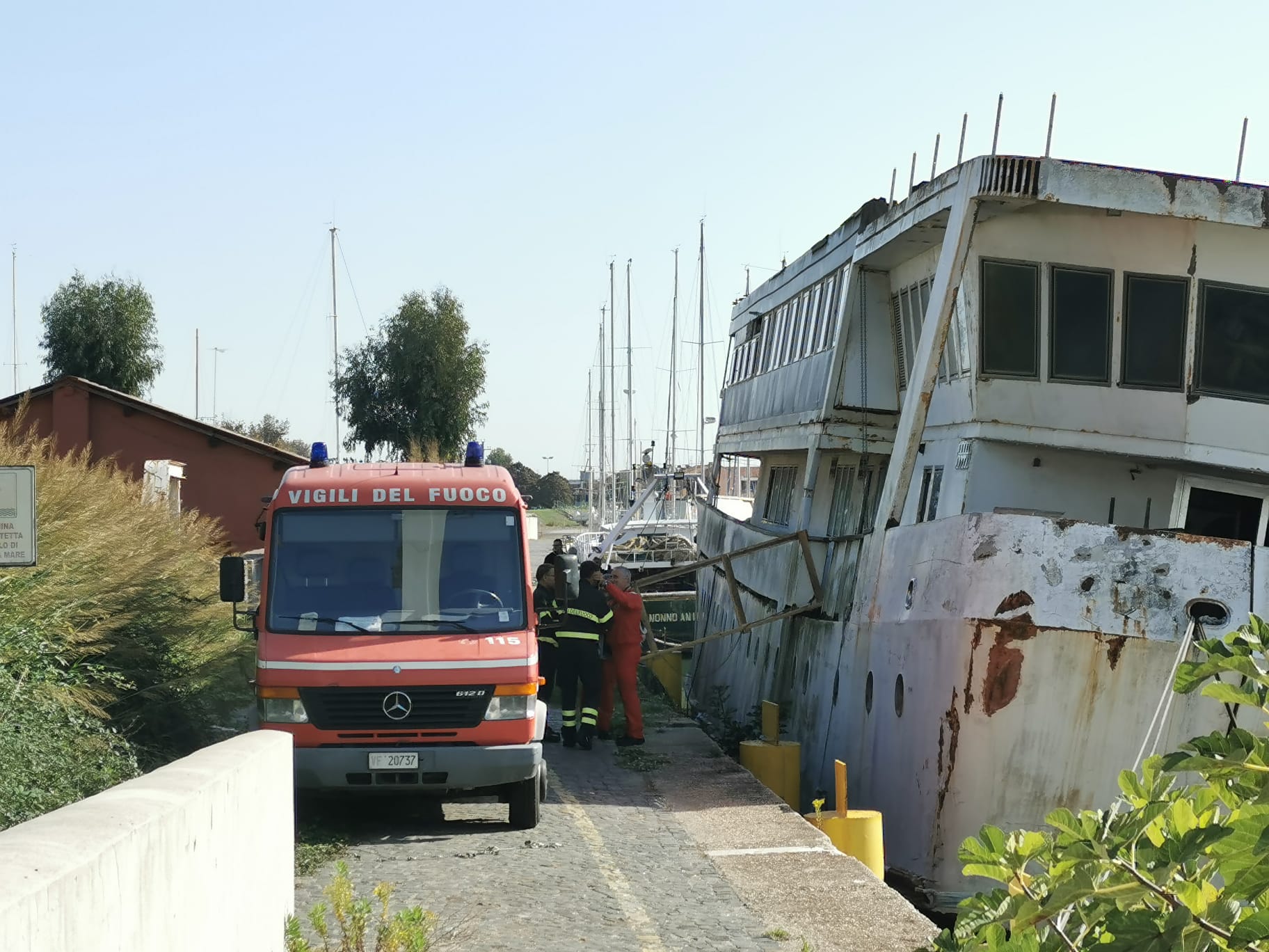 Fiumicino, Montino: "Rimozione barcone ancora in alto mare. Basta attese"