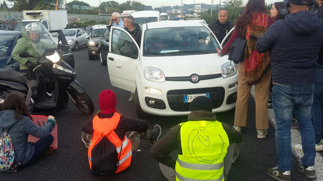 2.1_AUTOMOBILISTI FERMI (FOTO)