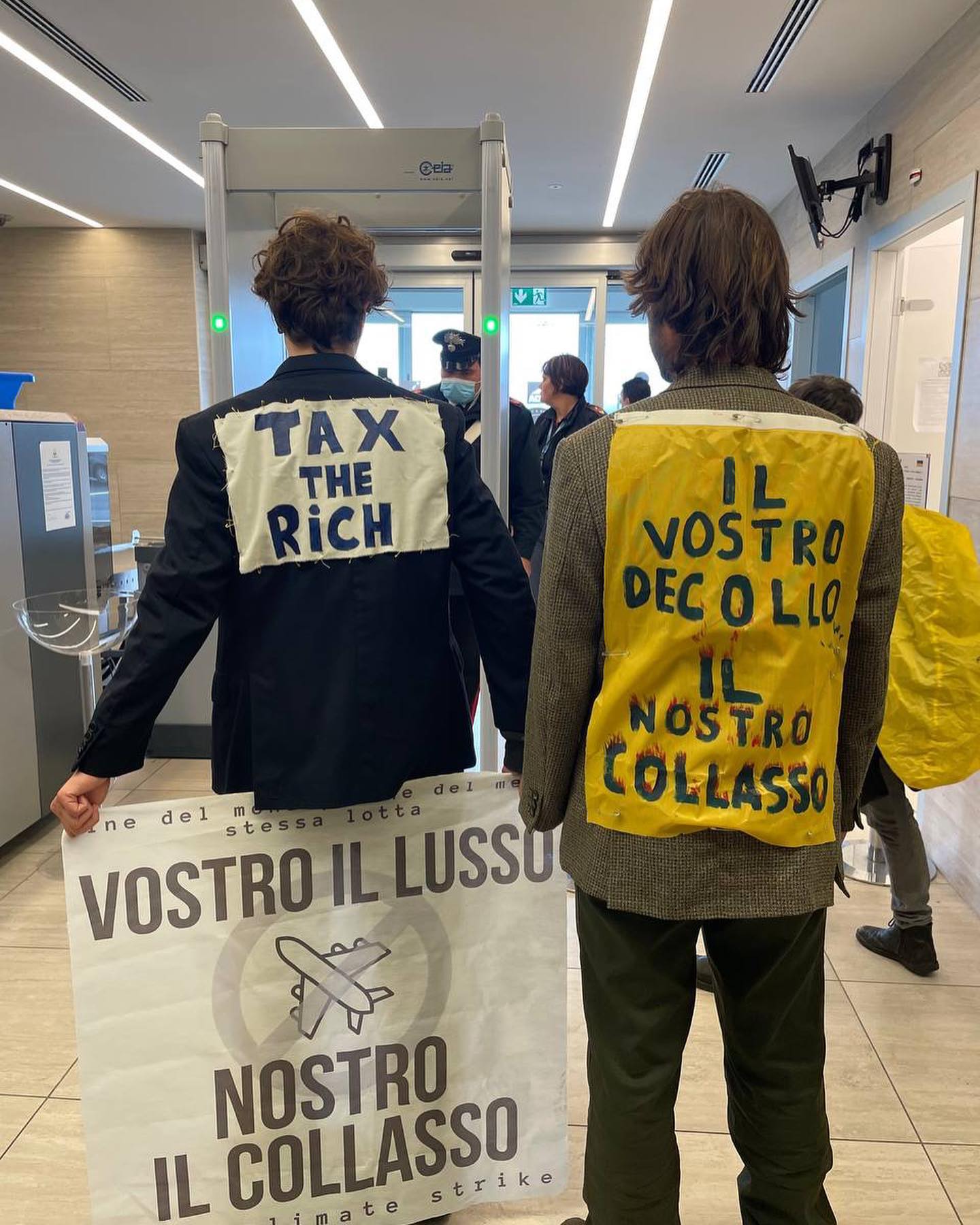 A Ciampino il sit-in degli ambientalisti contro i voli privati. «Il vostro decollo è il nostro accollo»