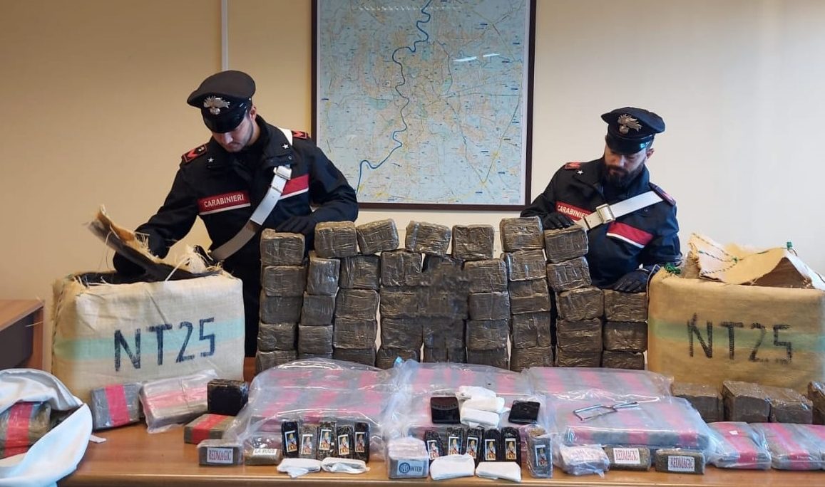 Roma, nasconde 87 kg di hashish nella cantina della nonna: sequestrare un milione di dosi