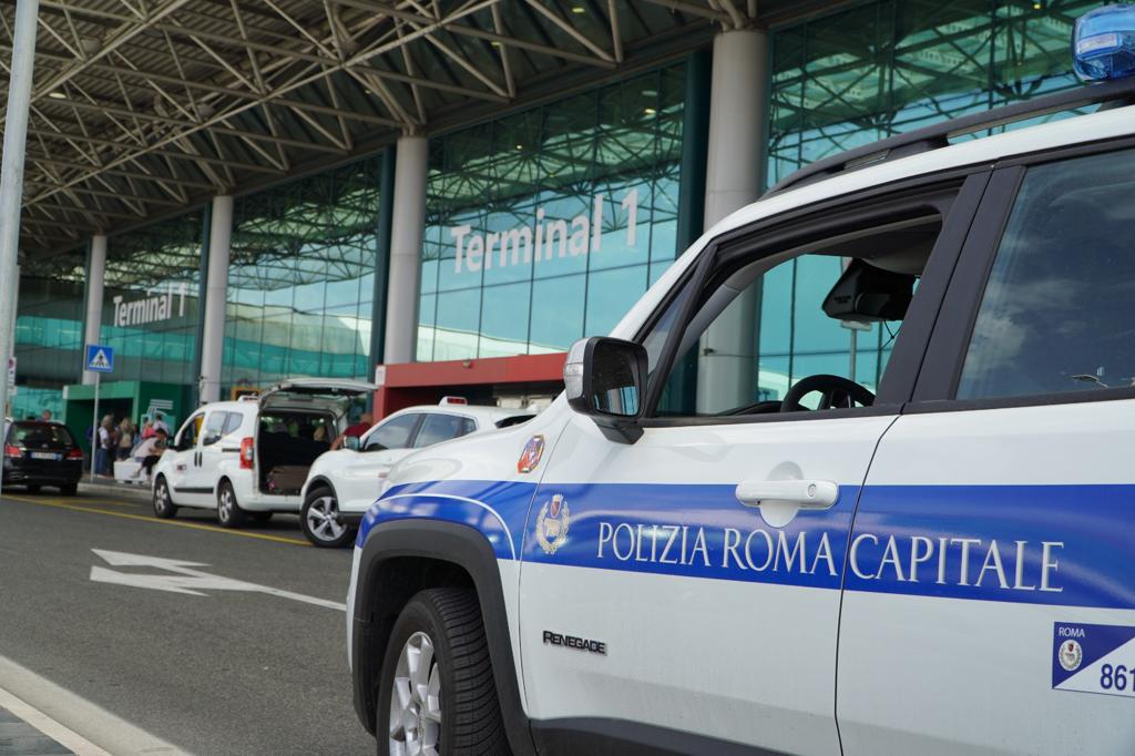 Alterava il tassametro per guadagnare di più: tassista denunciato all'aeroporto di Fiumicino