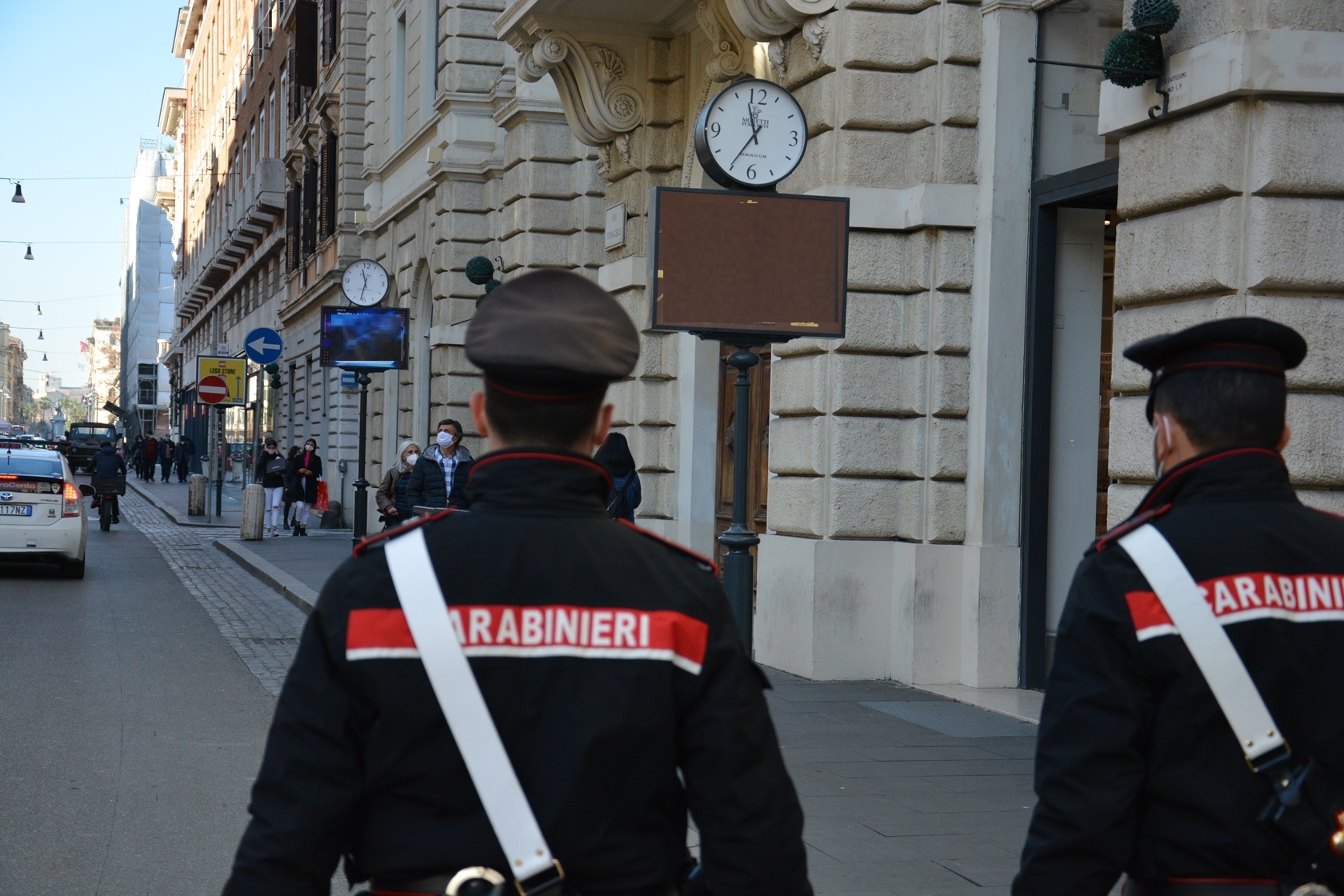 Roma, ruba smartphone al tassista mentre scarica bagagli: inseguito e bloccato