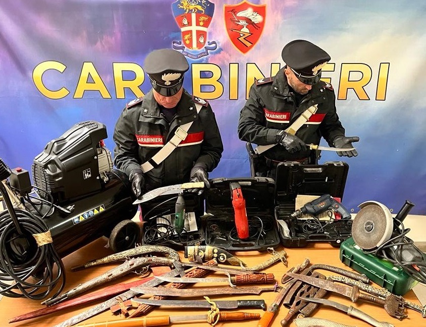 Roma, pistole machete e decine di smartphone nel furgone: tre denunciati