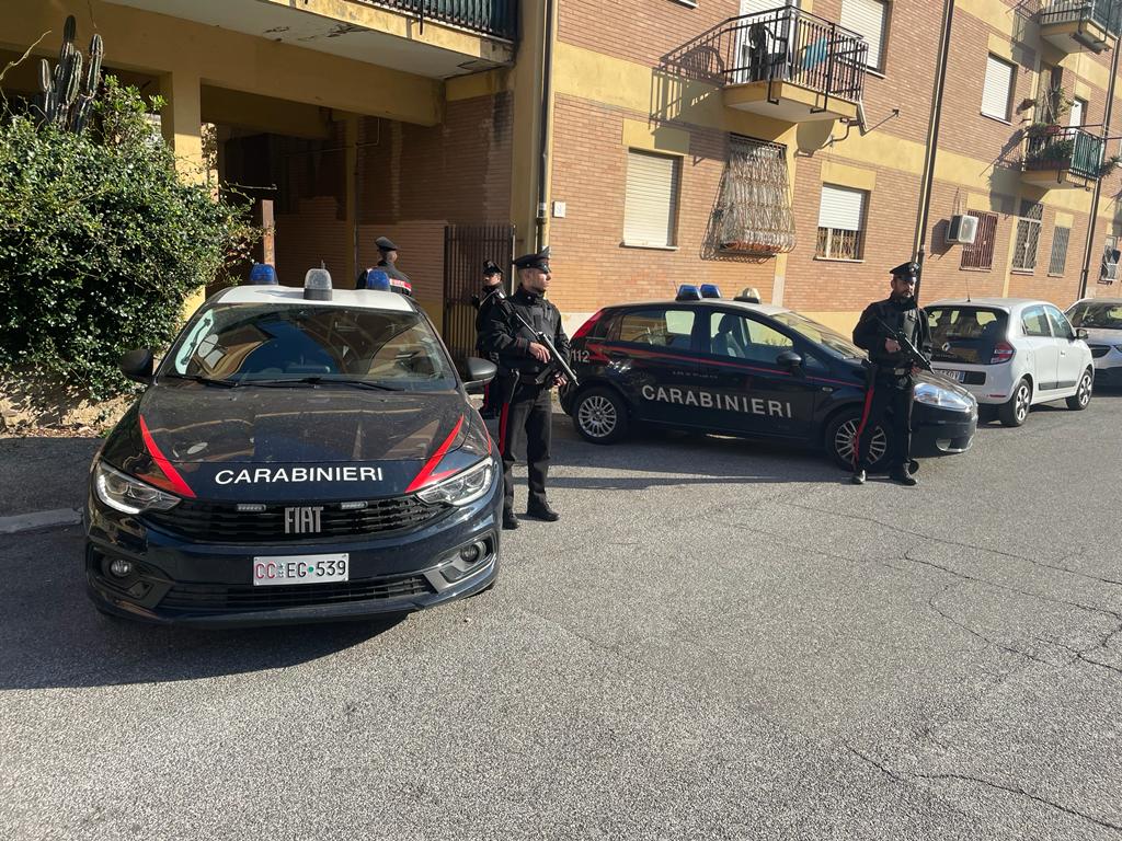 Ostia, dopo gli spari blitz all'alba nelle case popolari: perquisizioni e arresti