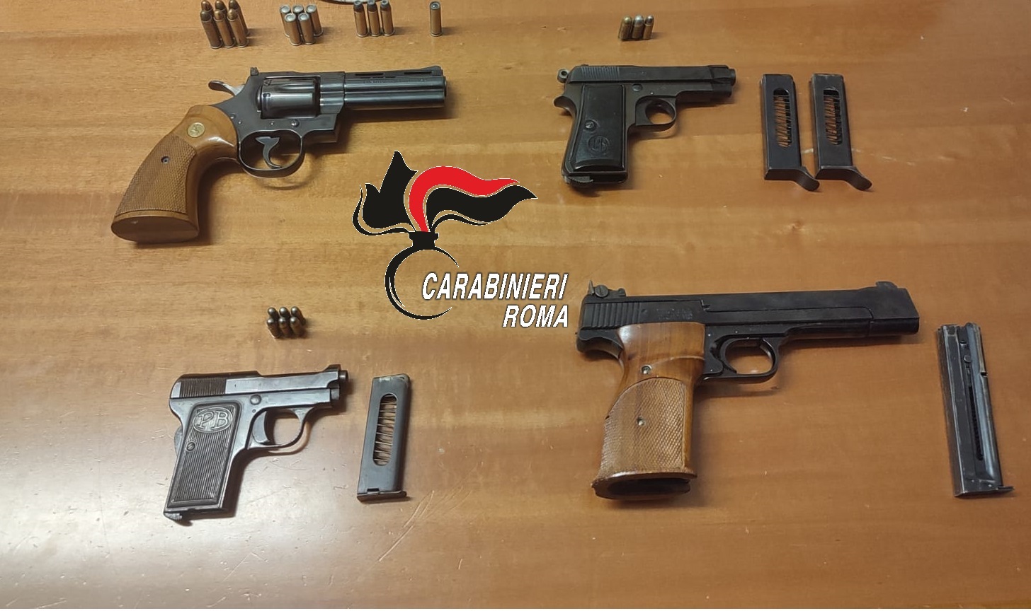 Roma, badante nasconde pistole e munizioni a casa dell'anziano che assiste