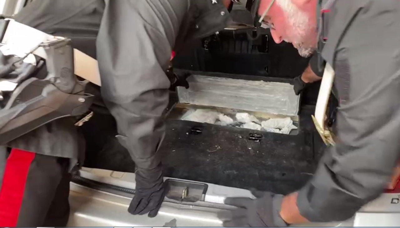 Roma, pistola rubata e cocaina nascoste nel vano segreto dell'auto: arrestati due ventenni