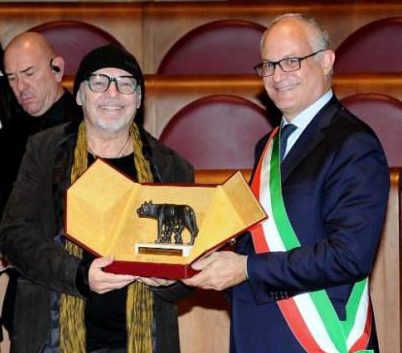 Vasco Rossi in Campidiglio, canta "Albachiara" con Gualtieri alla chitarra