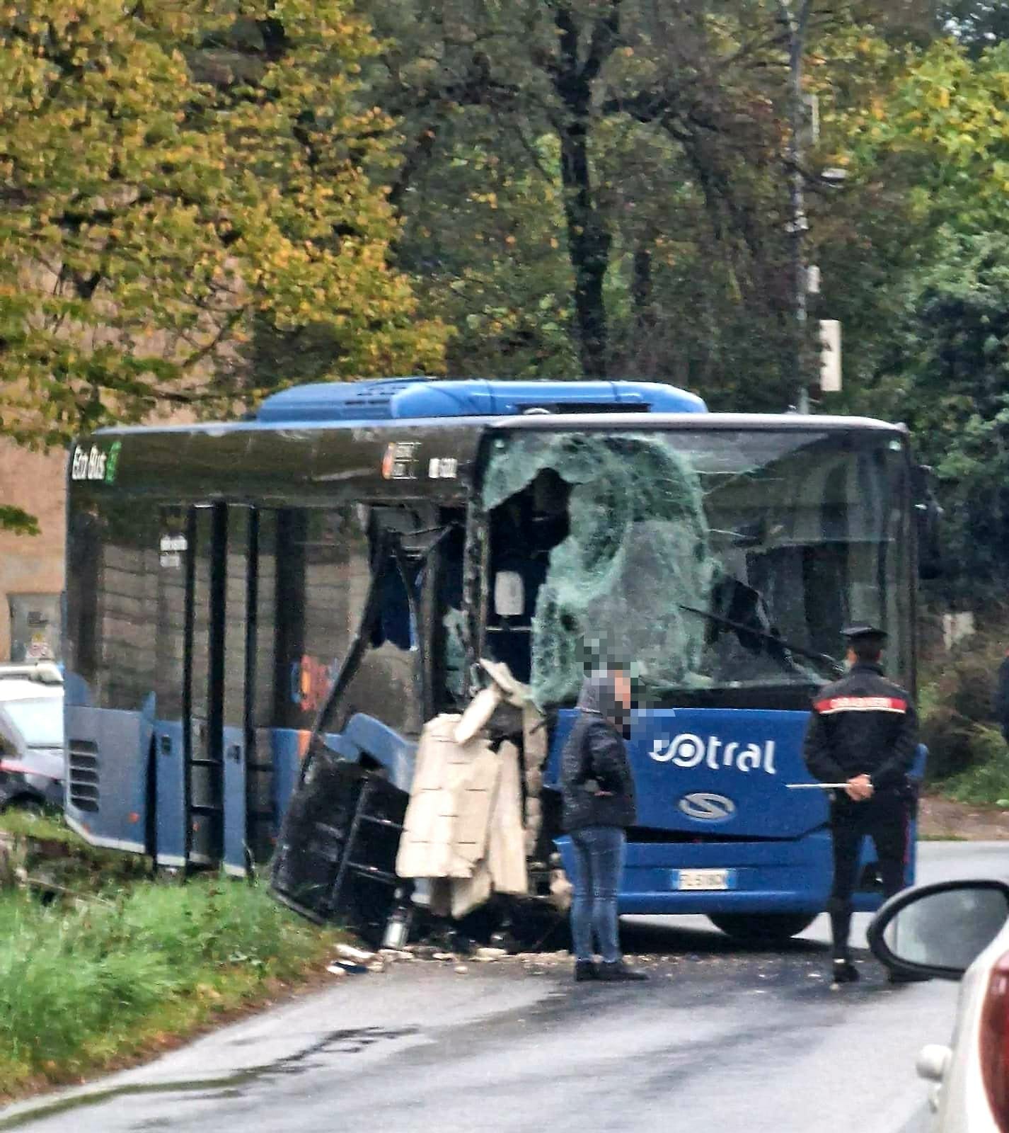 Bracciano, bus Cotral esce fuori strada e si schianta contro un muro: ferito l'autista