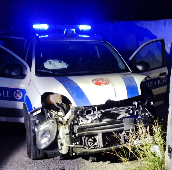 Roma, inseguiti dalla polizia si schiantano contro auto vigili davanti campo nomadi: feriti 2 agenti